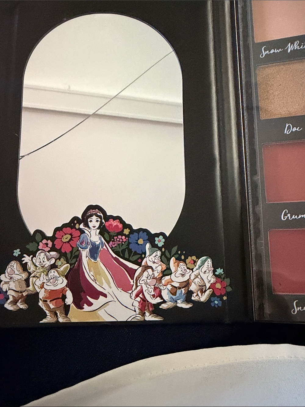 Disney Snow White Eyeshadow Palette - NWOT, cracked mirror - Picture 4 of 4